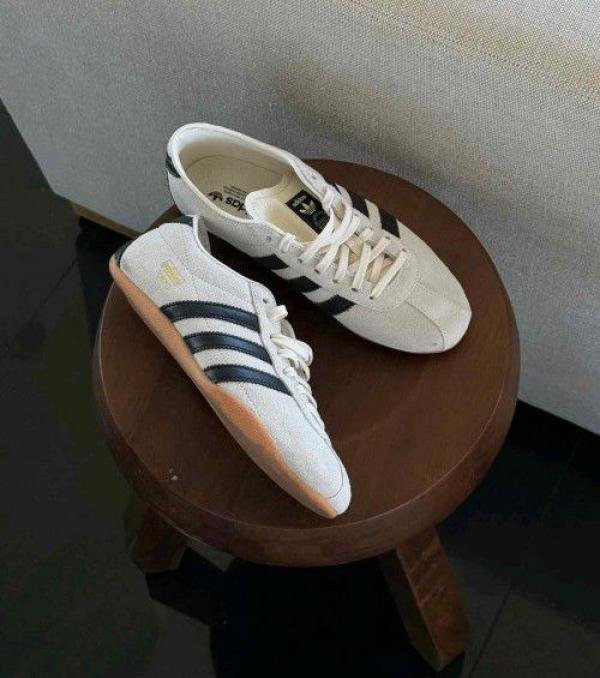Wmn adidaass tokyo black gum